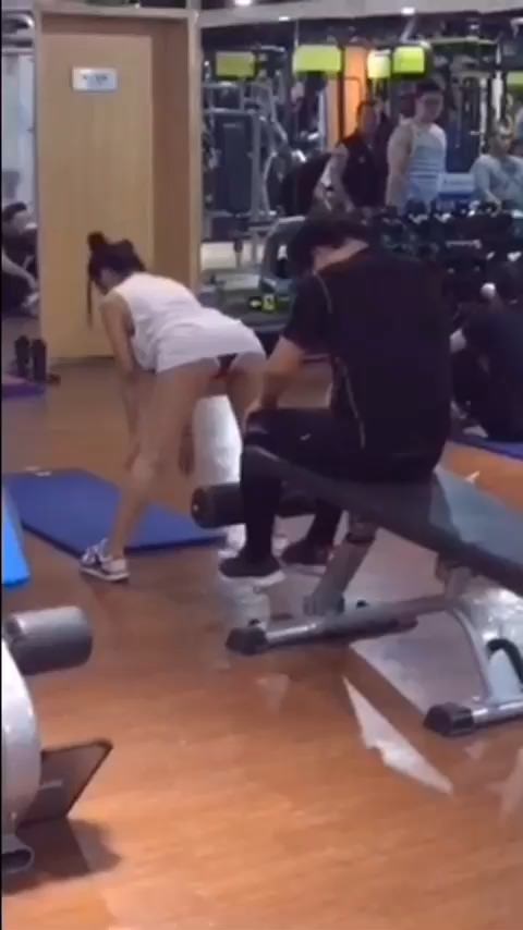 Женщина в спортзале дает тренеру полизать ее киску