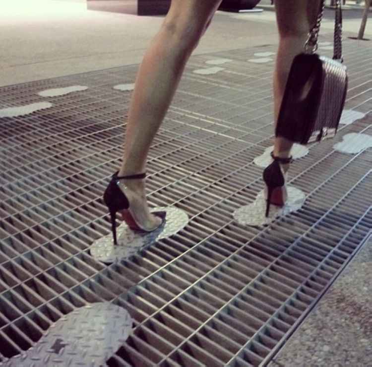 하이힐 신은 여성을 위한 금속 발자국