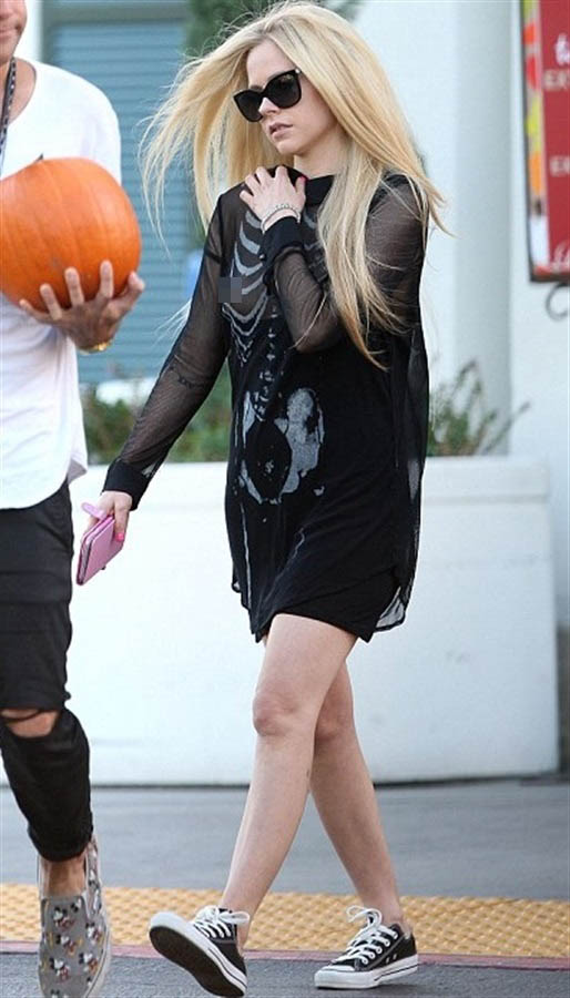 '에이브릴 라빈(Avril Ramona Lavigne)' 할로윈 옷차림에서 유두 노출.