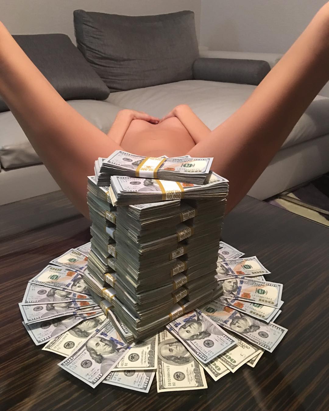 Девушки нашли хороший способ заработать деньги