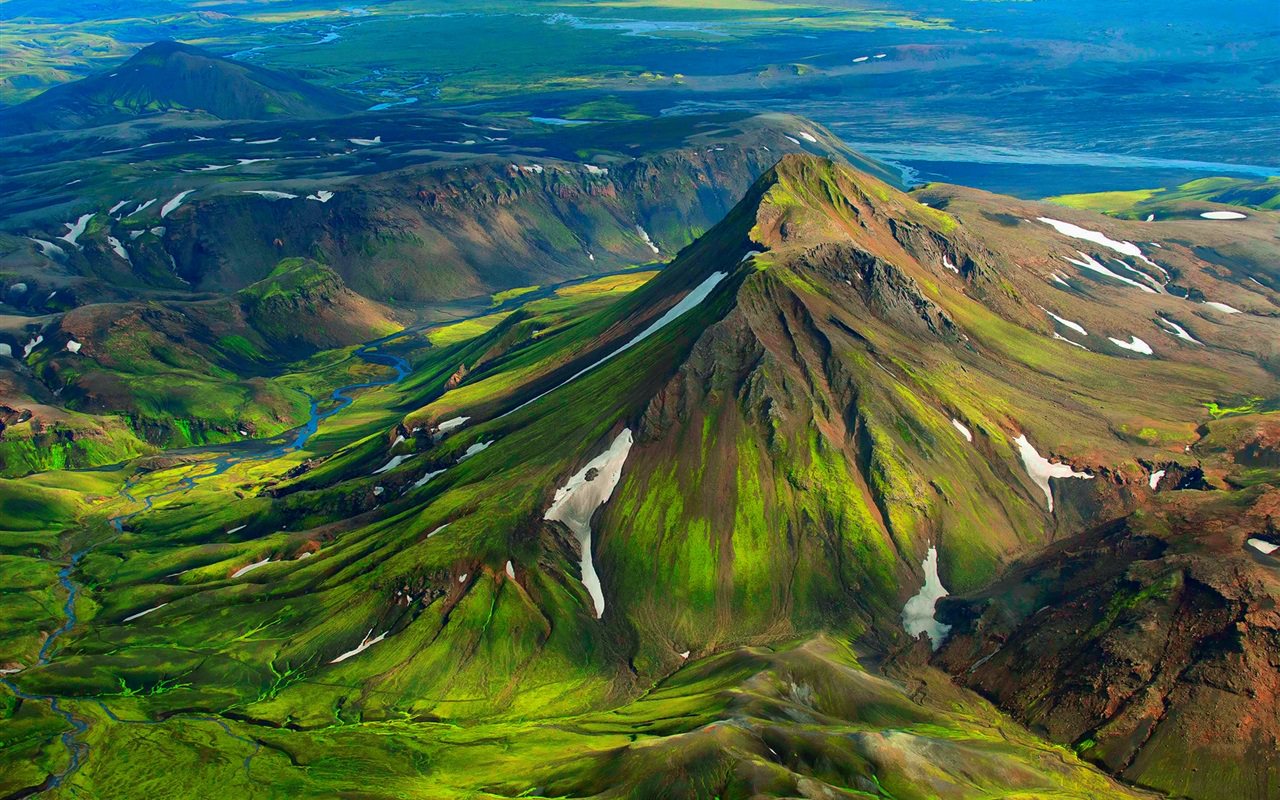 Iceland green mountains