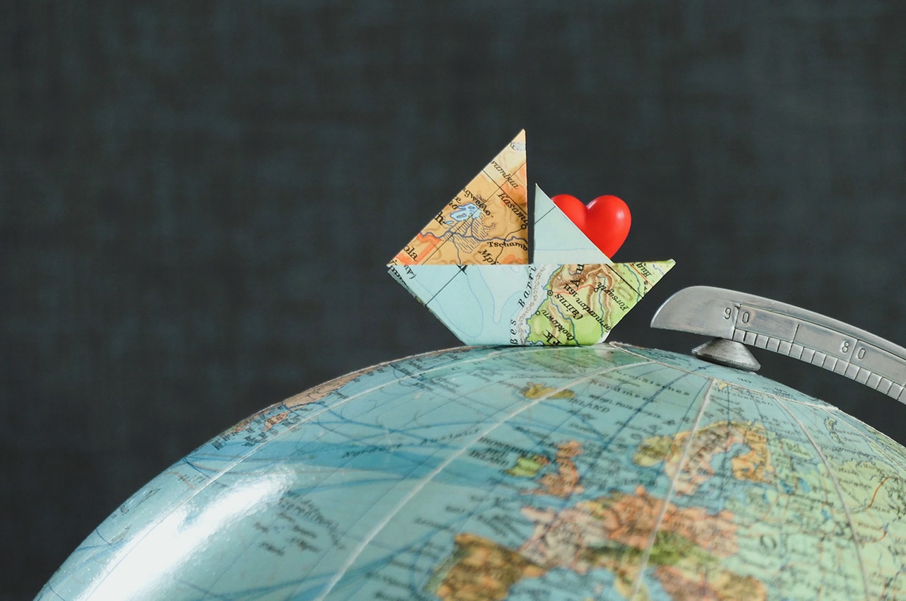 Voyage Globe Paper boat