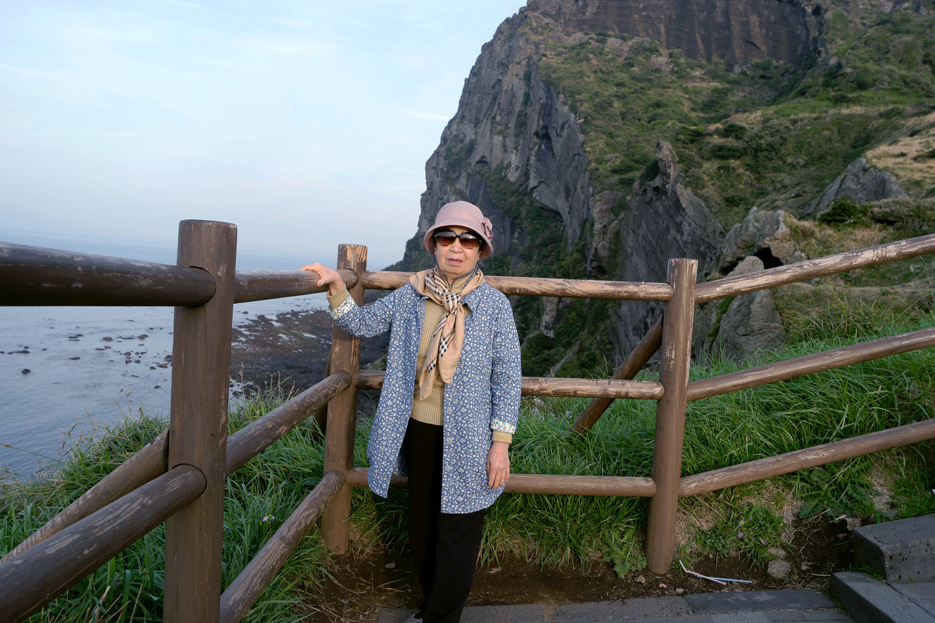 제주 성산일출봉에서 어머니 독사진