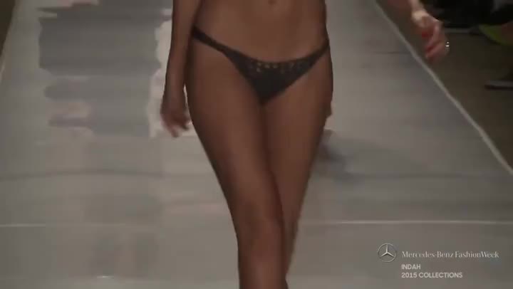 다니엘라 로페즈 오소리오(Daniela Lopez Osorio) 런웨이