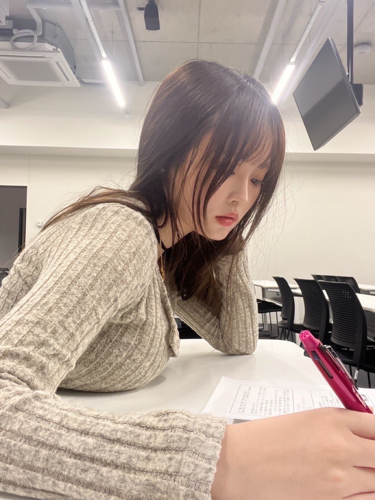 시험 중 너무 피곤한 처자