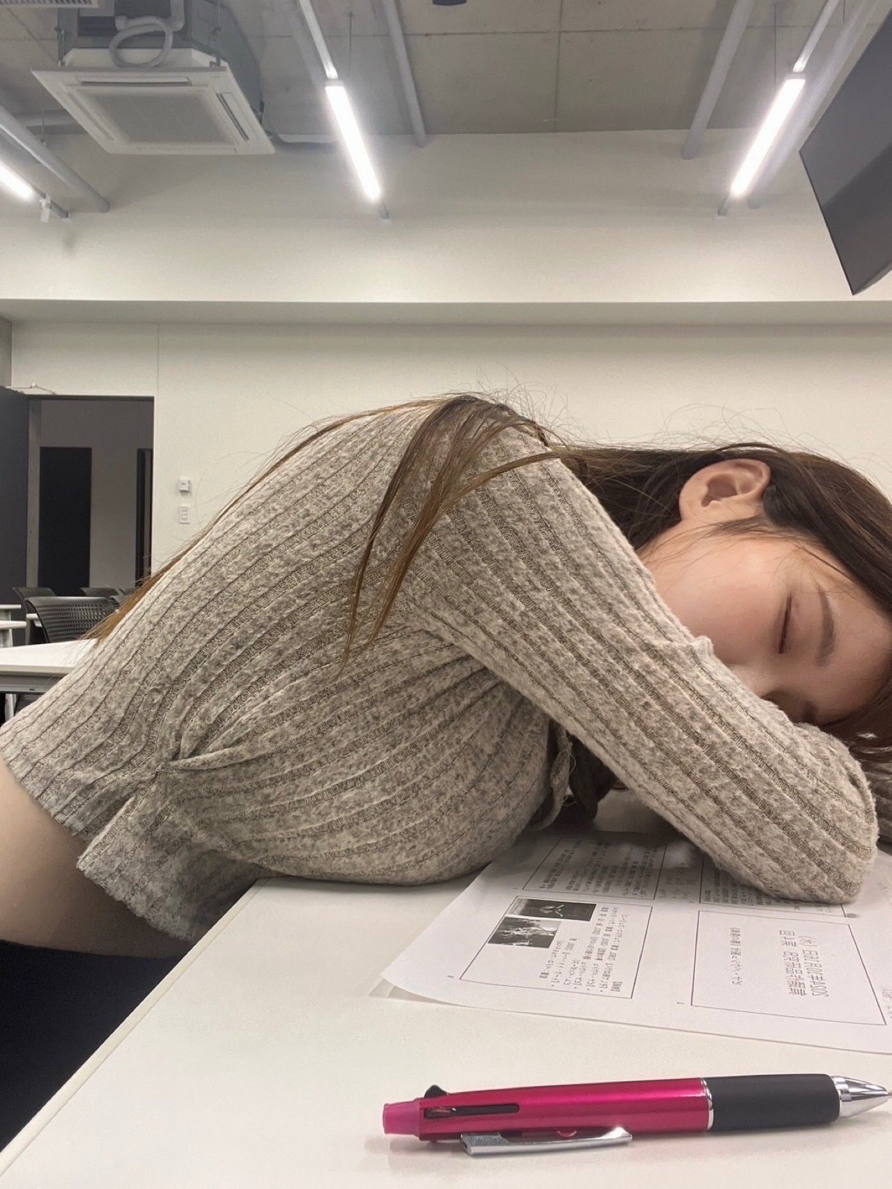 시험 중 너무 피곤한 처자