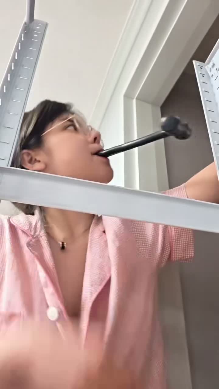 앵글 선반 조립하는 처자