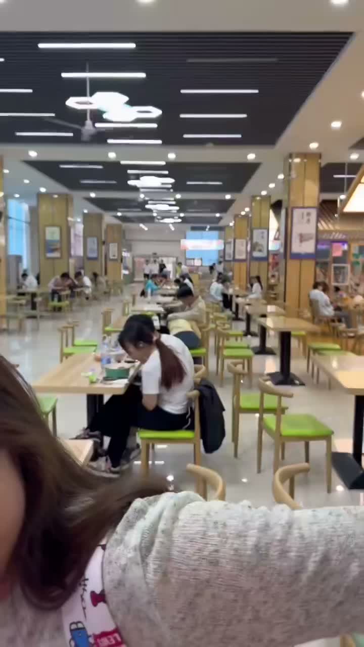 아니 공공장소에서 뭐하는 짓이야