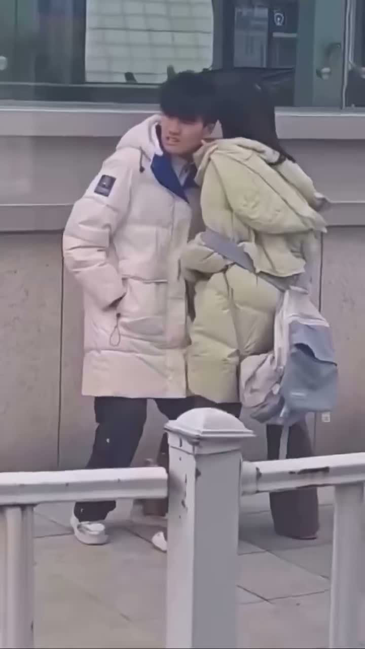 추위에 덜덜 떠는 대륙 커플