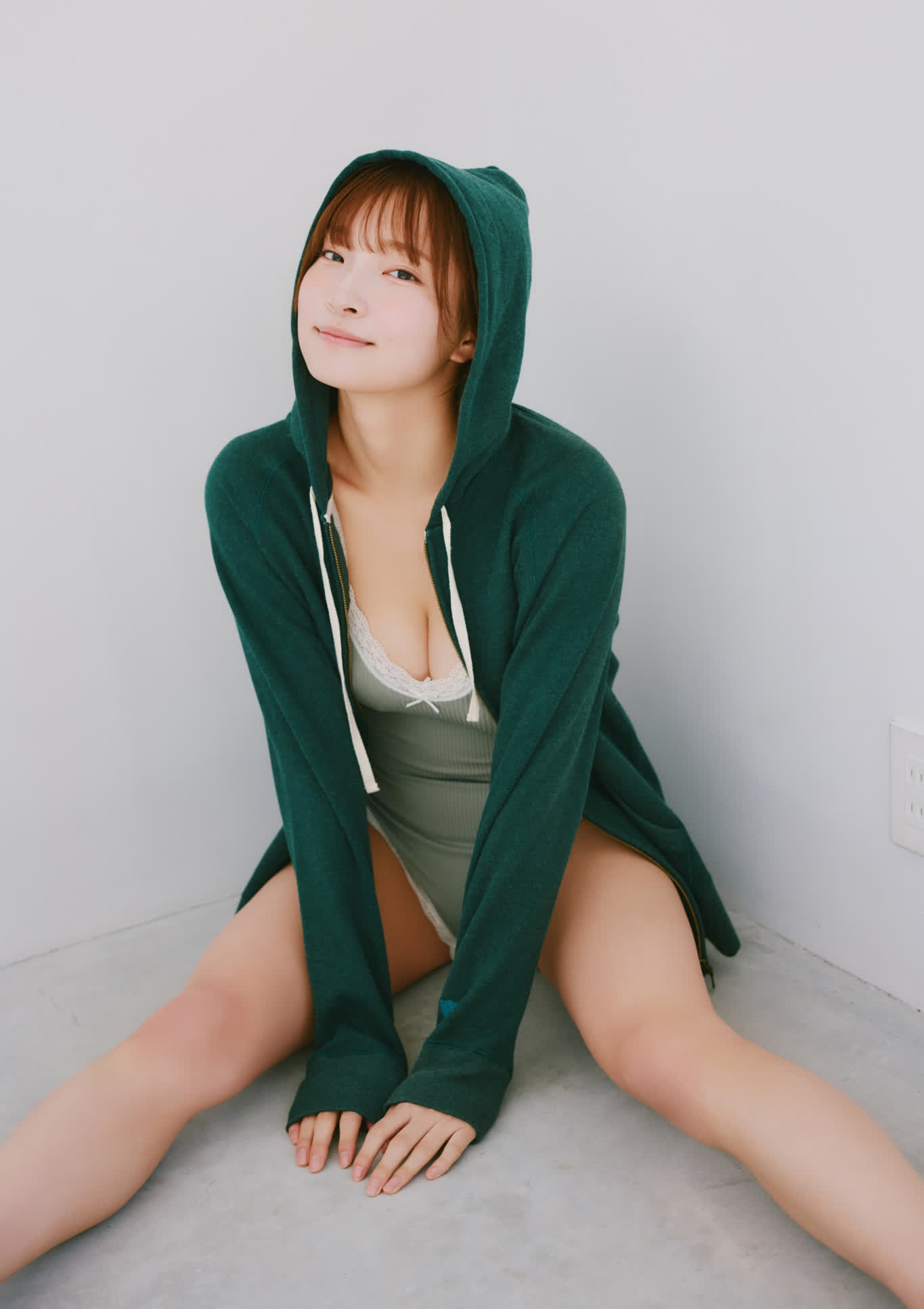 사토나카 나츠키(里仲菜月, さとなか なつき) - 프라이데이 디지털 포토북 사진집 2025