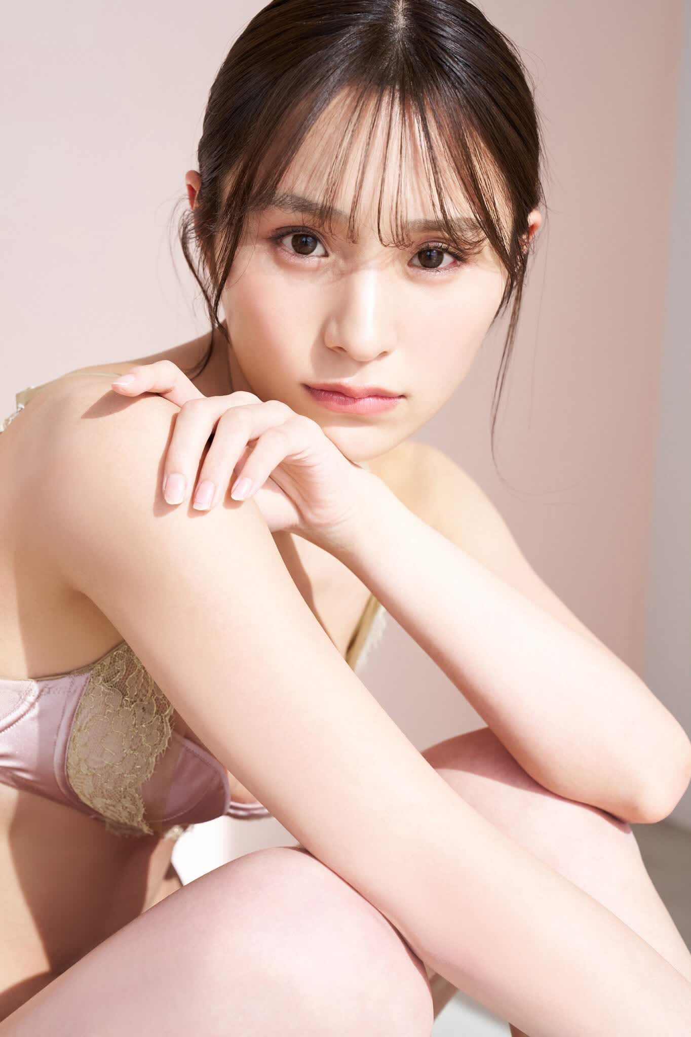 히다리토모 아야카(左伴彩佳, ひだりとも あやか) - 프라이데이 디지털 포토북 사진집 2025